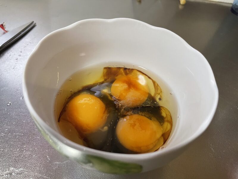 調味料を入れた卵