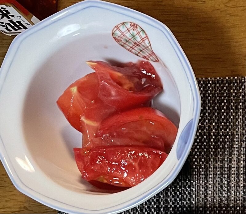 小鉢に入った切っただけのトマト